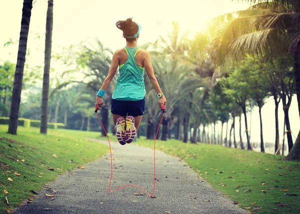 Fitness woman skipping rope — Stock Photo, Image