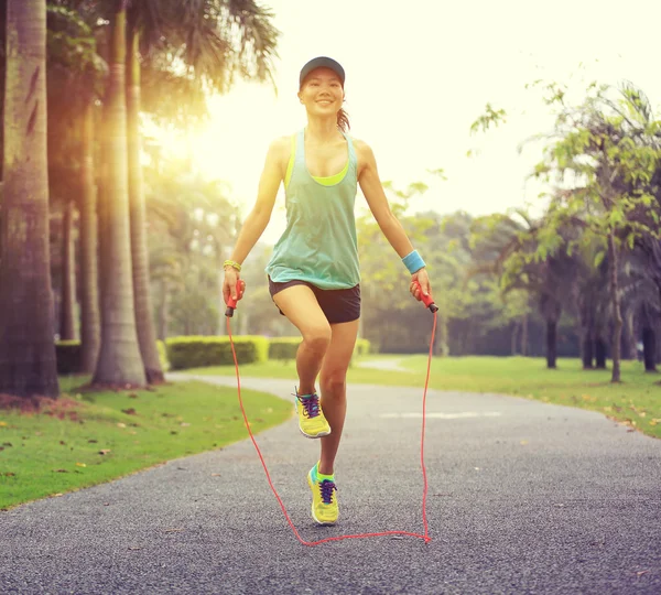 Fitness woman skipping rope — Stock Photo, Image