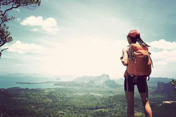 Successful woman backpacker hiking — Stock Photo, Image
