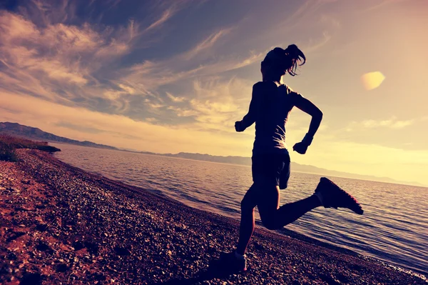 Фитнес женщина бегун след — стоковое фото
