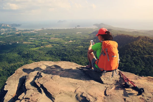 Excursionista tomando fotos con smartphone — Foto de Stock