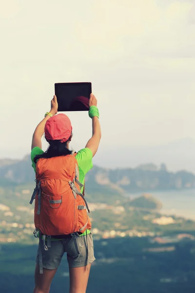 Турист фотографируется с цифровым планшетом — стоковое фото