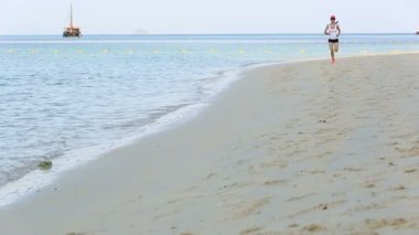 Sunrise beach adlı çalışan kadın