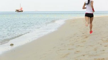 Sunrise beach adlı çalışan kadın