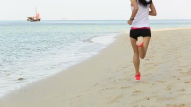 Sunrise beach adlı çalışan kadın