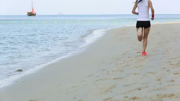 Mulher correndo na praia do nascer do sol — Vídeo de Stock