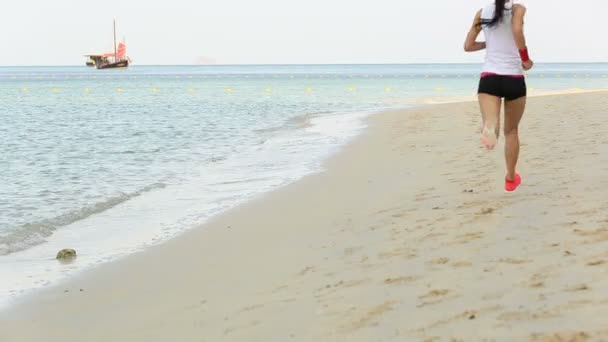 Frau läuft am Strand von Sonnenaufgang — Stockvideo