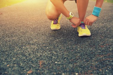 kadın atlet ayakkabı bağcığı bağlama