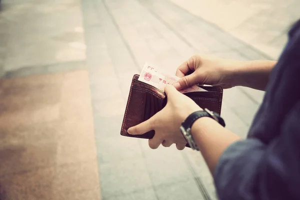 Handen nemen geld — Stockfoto