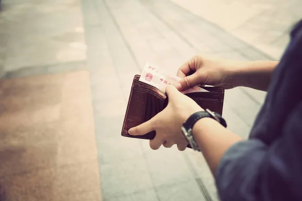 Manos tomando dinero — Foto de Stock