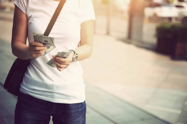 Handen nemen geld — Stockfoto