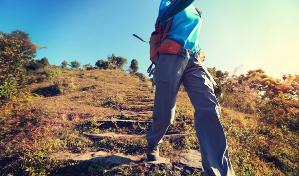 Νεαρή γυναίκα backpacker — Φωτογραφία Αρχείου