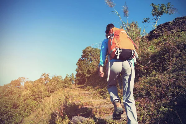 Jonge vrouw backpacker — Stockfoto