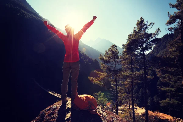 Cheering young woman hiker open arms — Stock Photo, Image
