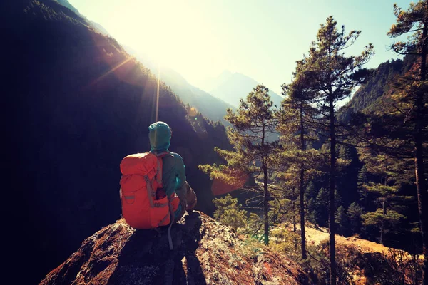 Jonge vrouw backpacker — Stockfoto