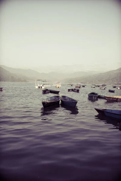 Bateaux colorés dans le lac de Phewa — Photo