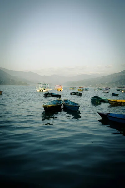 Colorful boats in Phewa Lake — Stock Photo, Image