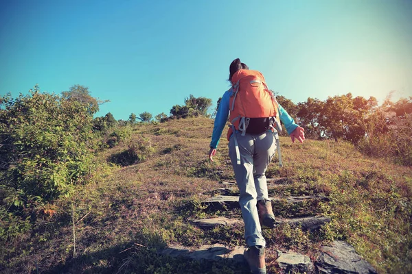 Ung kvinna backpacker — Stockfoto