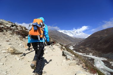 genç kadın backpacker