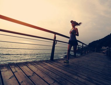 Genç fitness kadını
