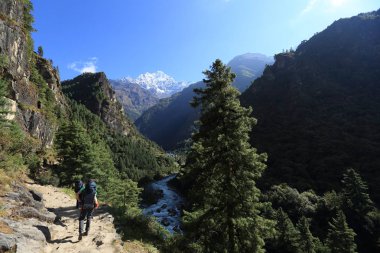 trekking backpackers çiftler