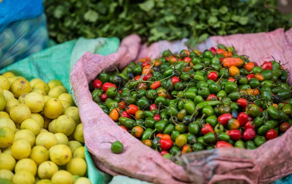 Продажа свежего красного и зеленого чили — стоковое фото