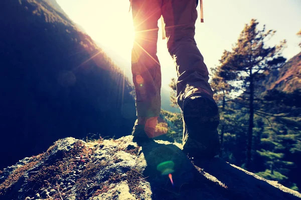 Successful hiker enjoy the sunrise — Stock Photo, Image