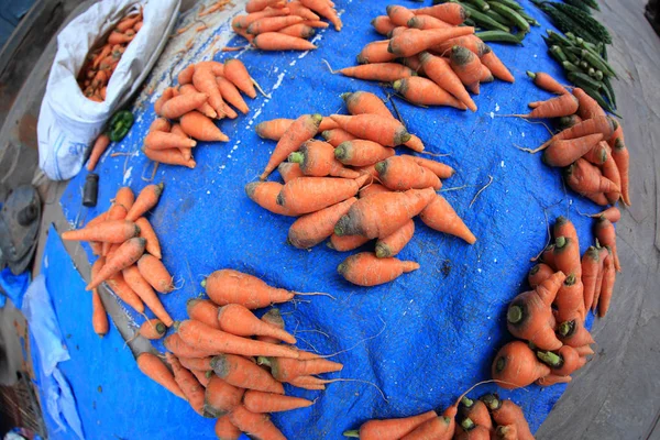 Carrots selling at market — Stock Photo, Image