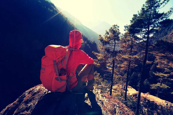 Giovane escursionista donna — Foto Stock