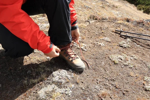 Туристы завязывают шнурки — стоковое фото