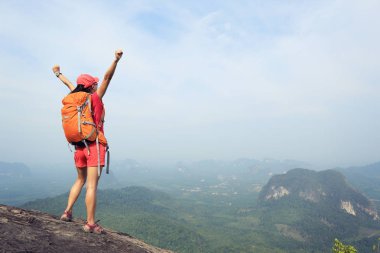 genç kadın backpacker