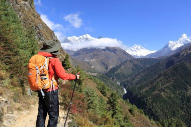 genç kadın backpacker