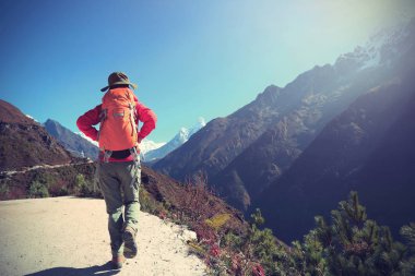 genç kadın backpacker