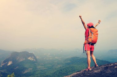 genç kadın backpacker
