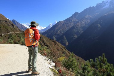 genç kadın backpacker
