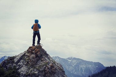 genç kadın backpacker
