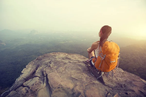 Succesvolle vrouw backpacker — Stockfoto