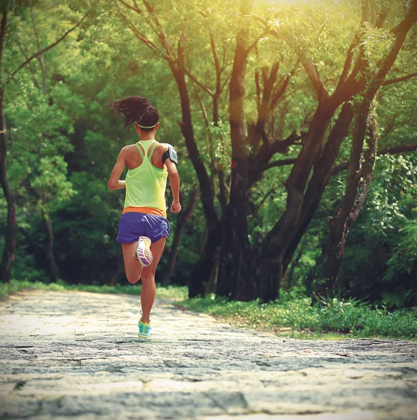 Jovem mulher fitness — Fotografia de Stock