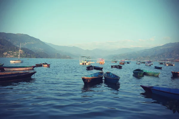 Barche colorate nel lago di Phewa — Foto Stock