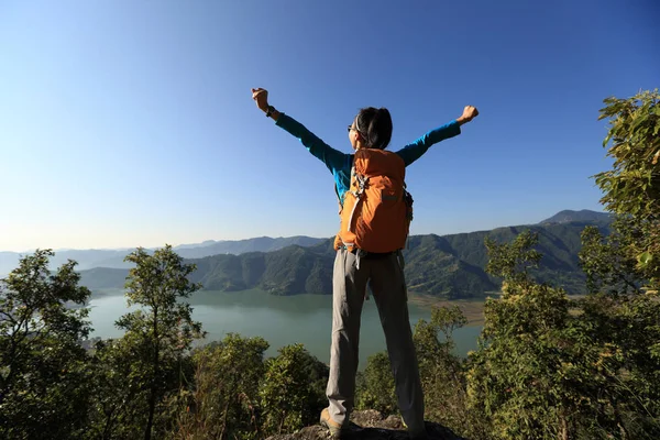 Başarılı kadın backpacker — Stok fotoğraf