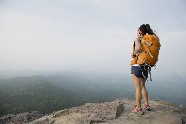 Ung kvinna backpacker — Stockfoto