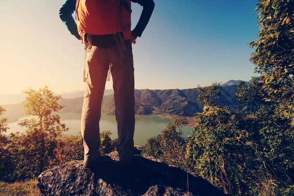 Framgångsrik kvinna backpacker — Stockfoto