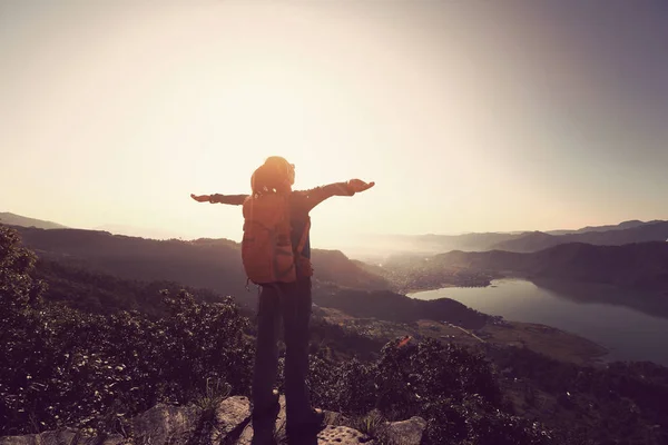 Succesvolle vrouw backpacker — Stockfoto