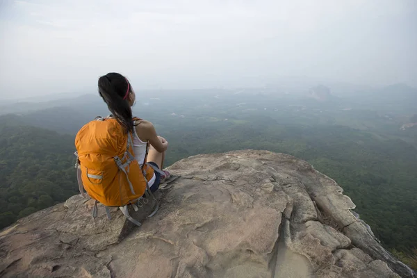 Başarılı kadın backpacker
