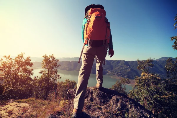 Ung kvinna backpacker — Stockfoto