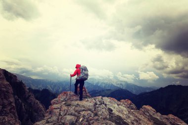 genç kadın backpacker 