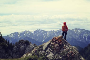 genç kadın backpacker 