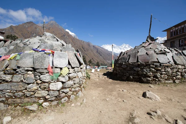 Sztúpa a módja annak, hogy az everest base — Stock Fotó