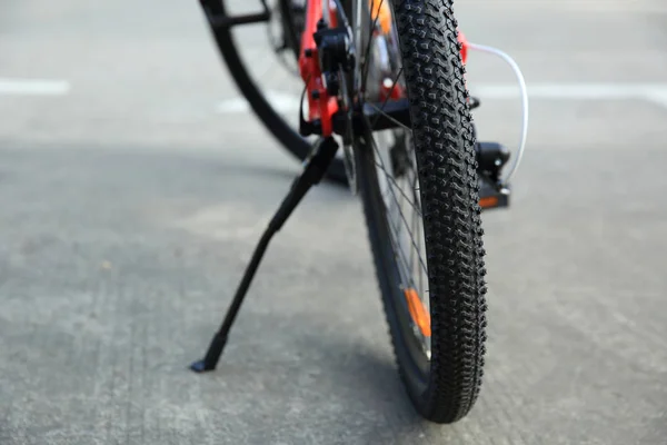 Rower górski na parkingu — Zdjęcie stockowe