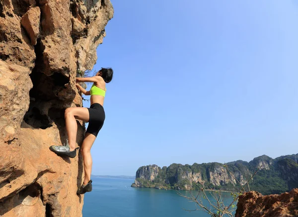 Young woman rock climber — Stock Photo, Image